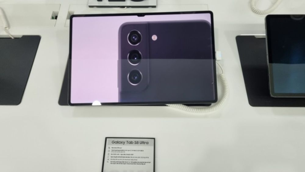 Galaxy Tab S8 Ultra First Photo Reveals Notch, Bezels, and Design Details