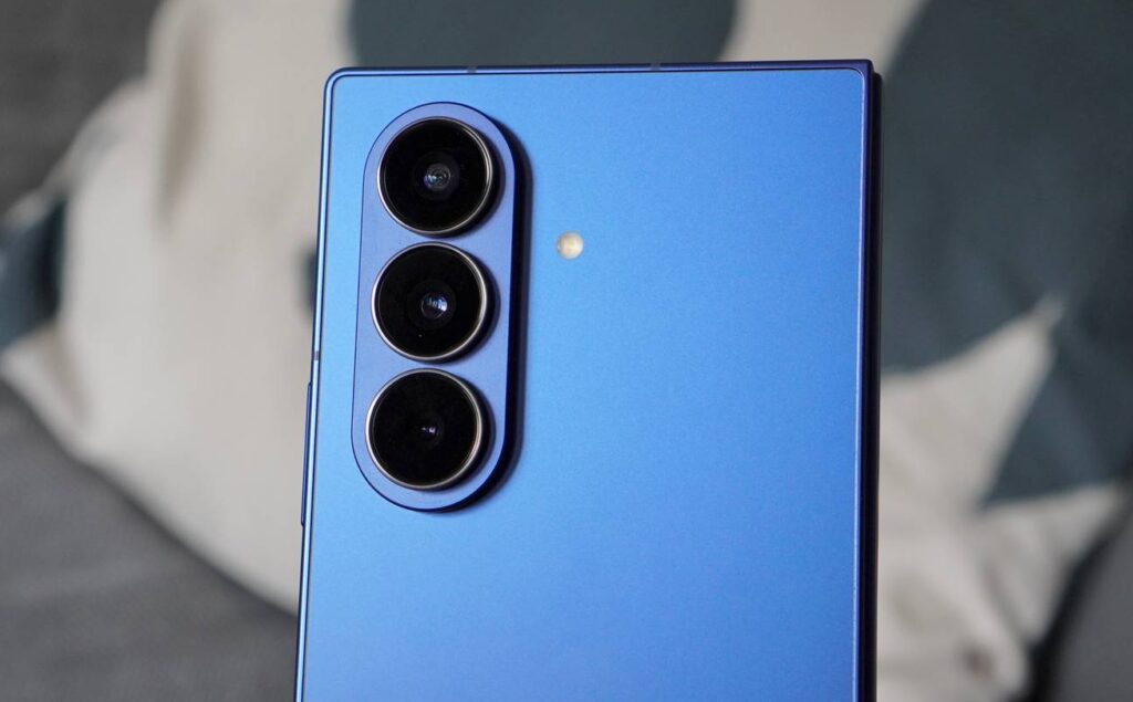 Multiple Galaxy Z Fold 7 users report flaking paint issues like the Z Fold 6's
